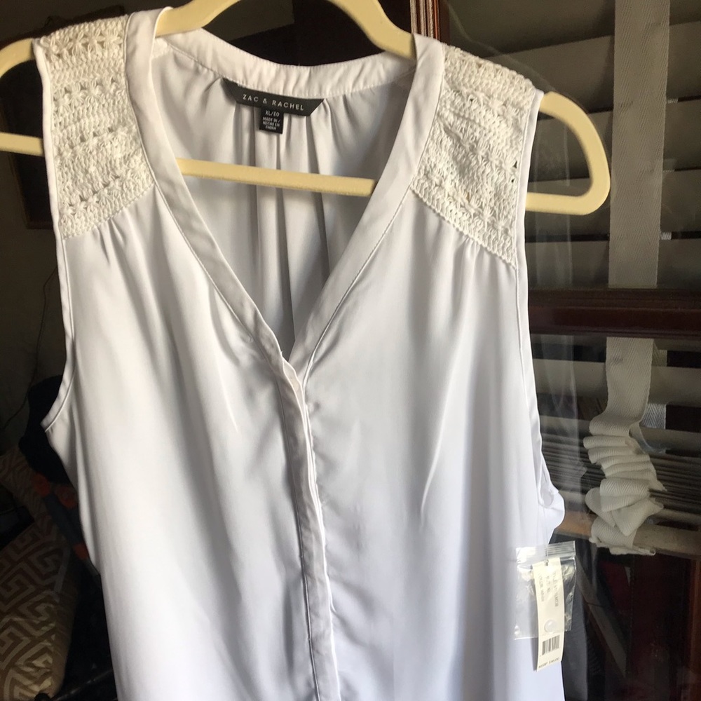 Zac&Rachel, White Sleeveless, VNeck Button down XL